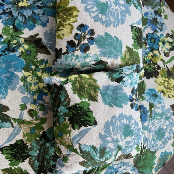 Handcrafted floral vintage circular tablecloth with 2 pillows - Picture 12 of 12